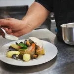 Cuisine traditionnelle de la région faite maison. Vous pourrez profiter d'une vue sur mer grâce à notre salle panoramique